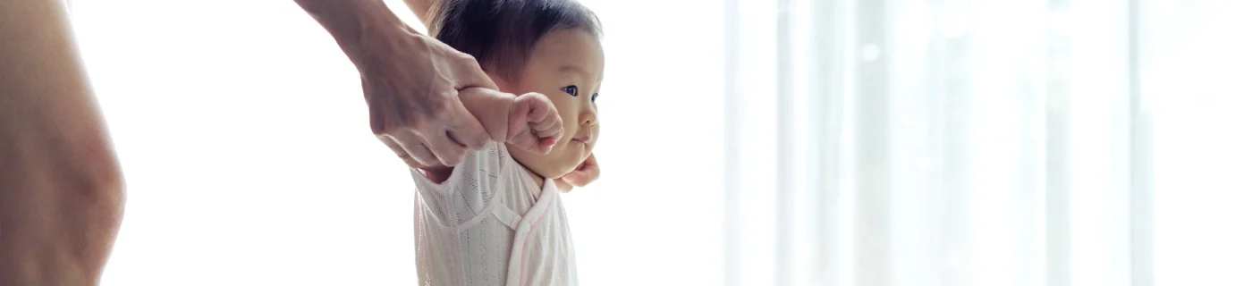 Umur Berapa Bayi Bisa Berjalan dan Bagaimana Cara Melatihnya?
