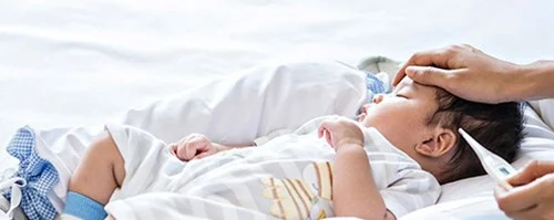 Efektifkah Skin to Skin Contact Saat Bayi Demam?