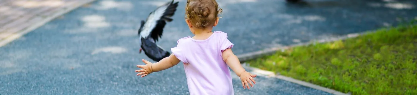 Perkembangan Bayi 13 Bulan, Si Kecil Sudah Bisa Apa?