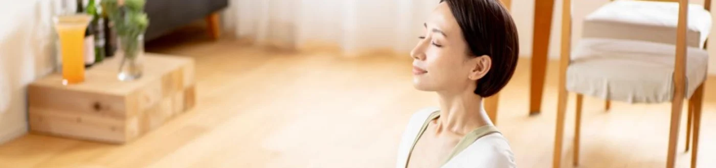 Seorang ibu muda sedang melakukan meditasi