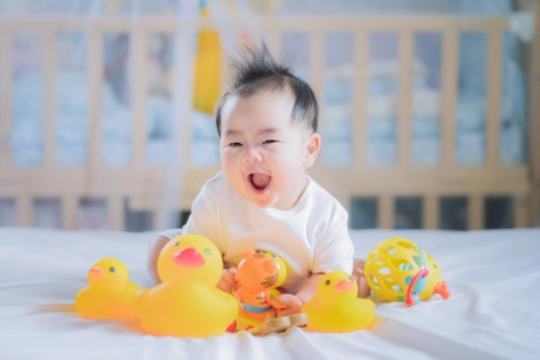 Banner Artikel 10 Mainan Bayi 4 Bulan yang Bagus untuk Perkembangannya