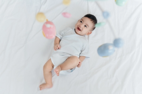 Banner Artikel Tahap Penglihatan Bayi 0-12 Bulan, Kapan Bisa Melihat Jelas?