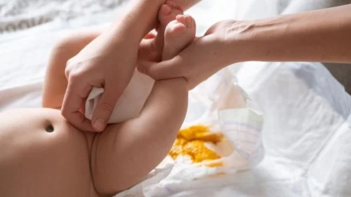 Mengecek Kesehatan si Kecil dari Warna Poopnya