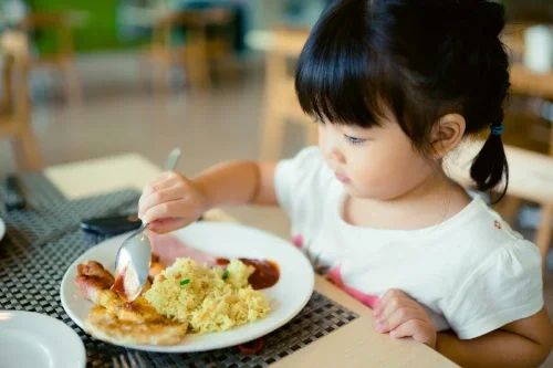Pastikan nutrisi anak tercukupi dari makanan dan susu pengganti selama proses menyapih
