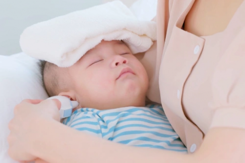 Banner Artikel Demam pada Bayi: Penyebab, Ciri, dan Pengobatan yang Aman