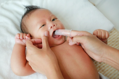 Banner Artikel Cara Membersihkan Lidah Bayi yang Benar, Catat Ma!