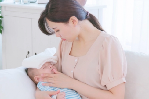 Banner Artikel 12 Cara Menurunkan Demam pada Bayi Secara Alami 