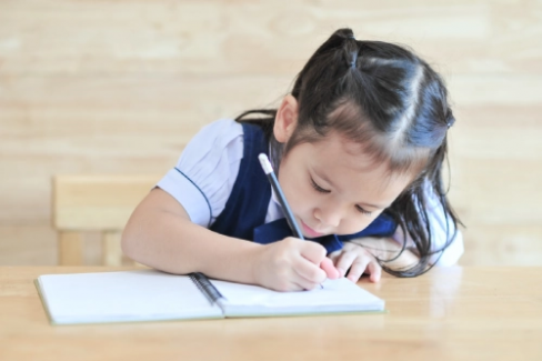 Banner Artikel 18 Cara Mengajari Anak Menulis agar Lancar dan Rapi