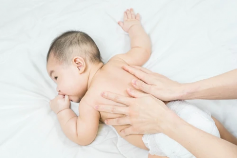 Banner Artikel Cara Memijat Bayi yang Benar dan Waktu Paling Amannya