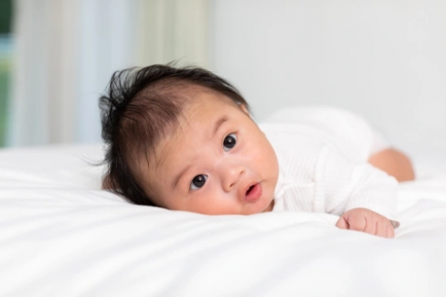 Banner Artikel Umur Berapa Bayi Bisa Tengkurap, Tahapan, dan Stimulasinya