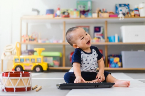 Banner Artikel Manfaat Kecerdasan Musikal untuk Anak & Cara Melatihnya