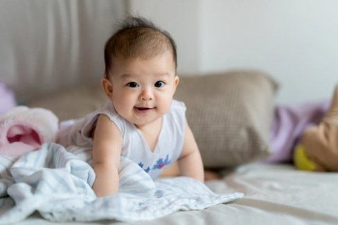 Banner Artikel Milestone Perkembangan Bayi 0-12 Bulan dan Tips Stimulasinya
