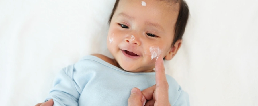 Banner Artikel 6 Cara Mengatasi Kulit Kering pada Bayi, Ciri, dan Penyebabnya