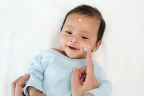 Banner Artikel 6 Cara Mengatasi Kulit Kering pada Bayi, Ciri, dan Penyebabnya
