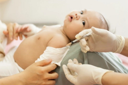 Banner Artikel 4 Imunisasi Wajib untuk Bayi 2 Bulan