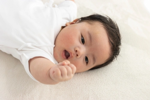 Banner Artikel Perkembangan Bayi 3 Bulan dan Tanda-Tanda Keterlambatannya