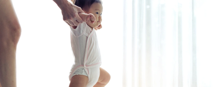Banner Artikel Perkembangan Bayi 11 Bulan: Kognitif, Motorik, & Stimulasinya