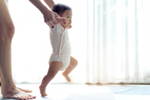 Banner Artikel Perkembangan Bayi 11 Bulan: Kognitif, Motorik, & Stimulasinya
