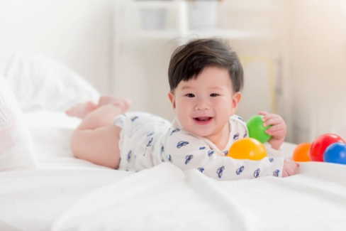 Banner Artikel Milestone Perkembangan Bayi 7 Bulan dan Tips Stimulasinya