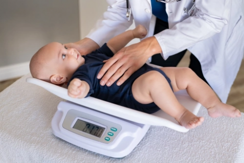 Banner Artikel Berat Badan Bayi 4 Bulan yang Ideal Menurut IDAI & Tips Naiknya