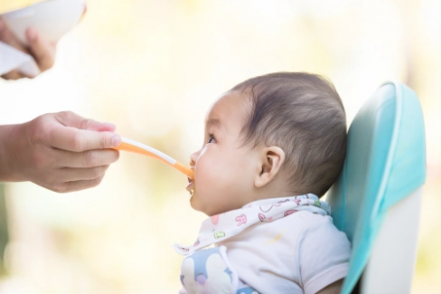 Banner Artikel 7 Cara Mengenalkan MPASI Pertama pada Si Kecil