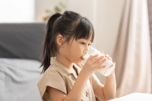 Banner Artikel 10 Manfaat Minum Susu Sebelum Tidur untuk Anak