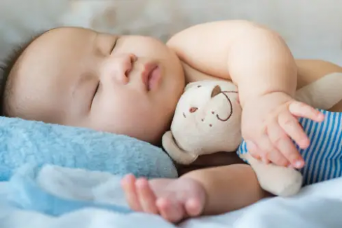 Banner Artikel 10 Tanda Bayi 1 Bulan Sehat dan Normal Menurut WHO
