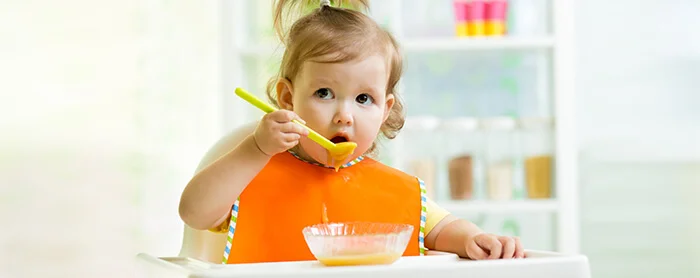 8 Cara Mengenalkan Makanan MPASI pada Si Kecil