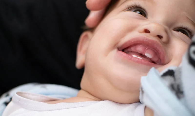 Ciri-ciri Bayi Mau Tumbuh Gigi dan Tahapan Proses Teething